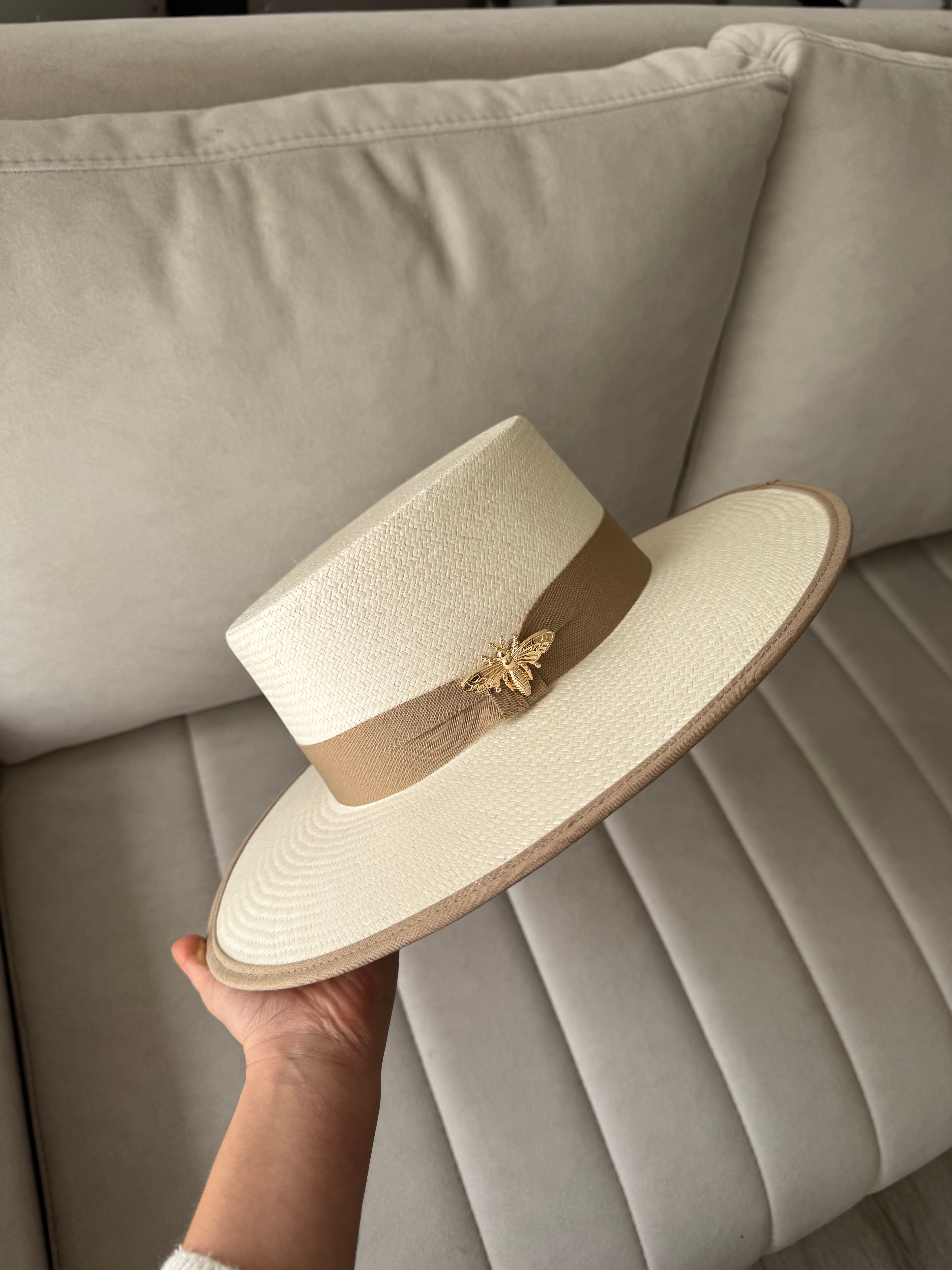Cordobes borde camel broche