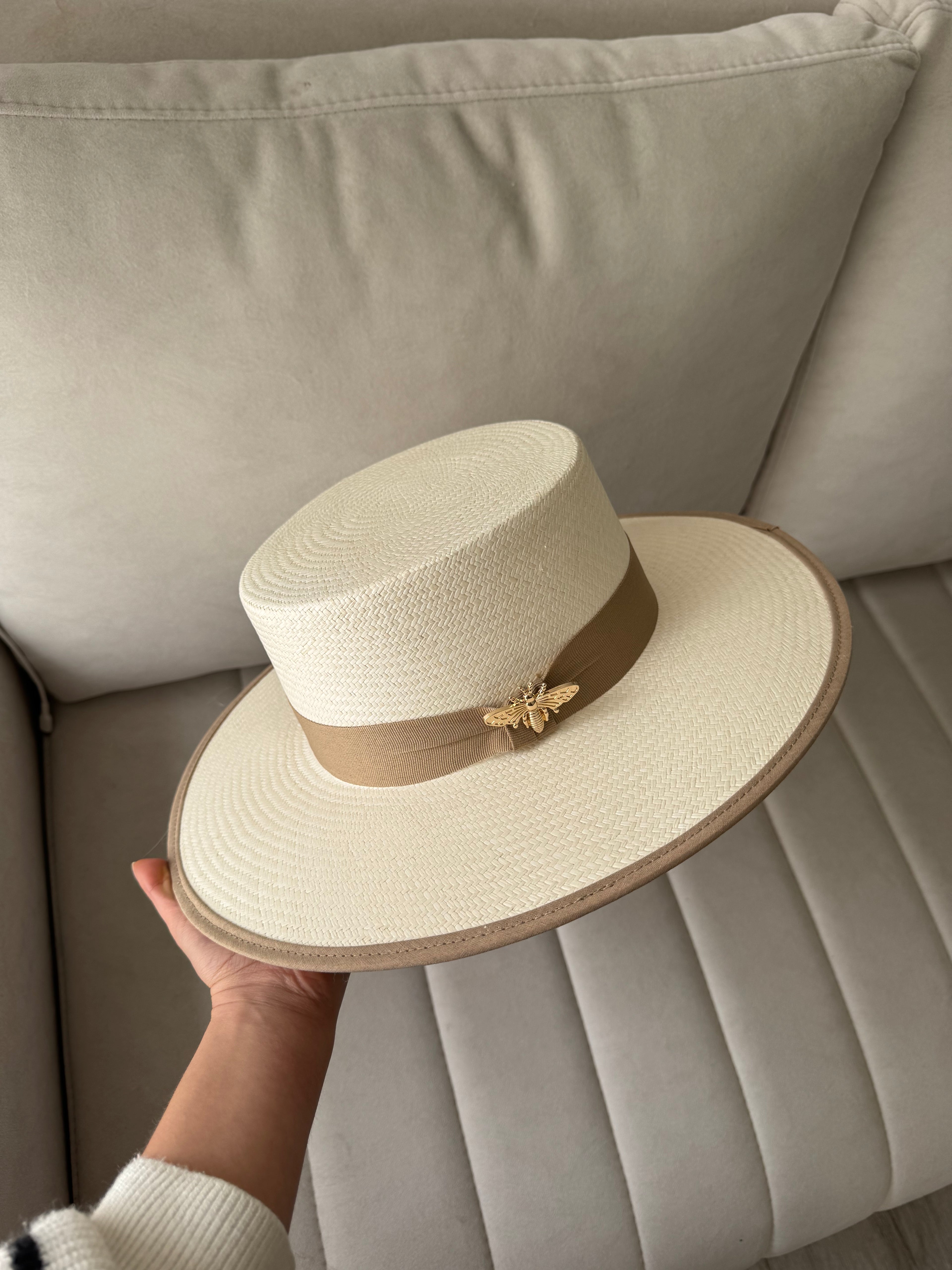 Cordobes borde camel broche