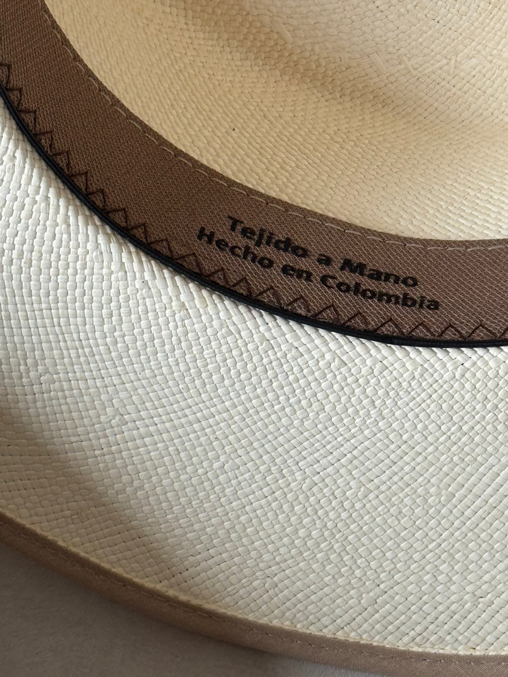 Cordobes borde camel broche