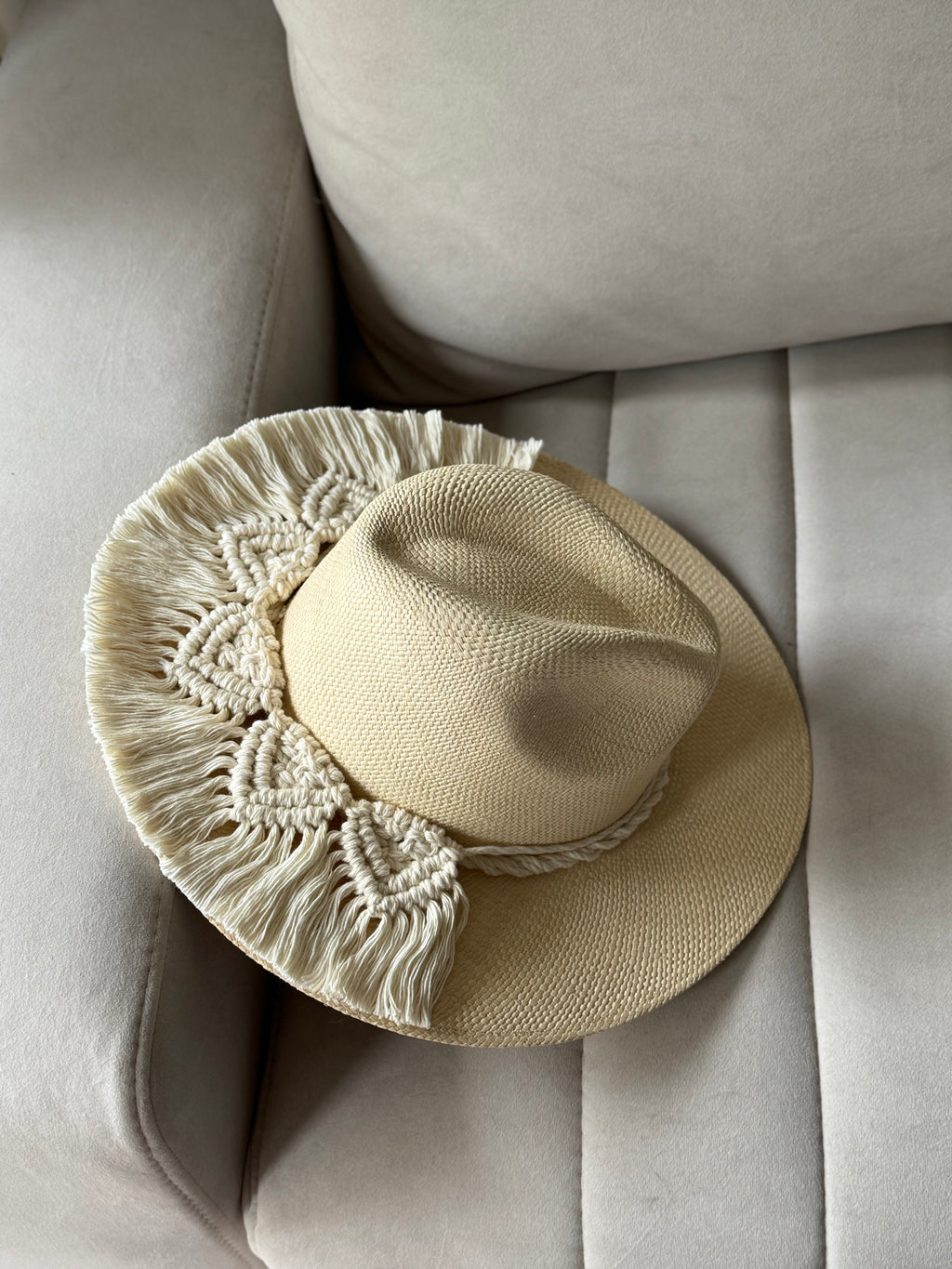 Sombrero monaco con macramé