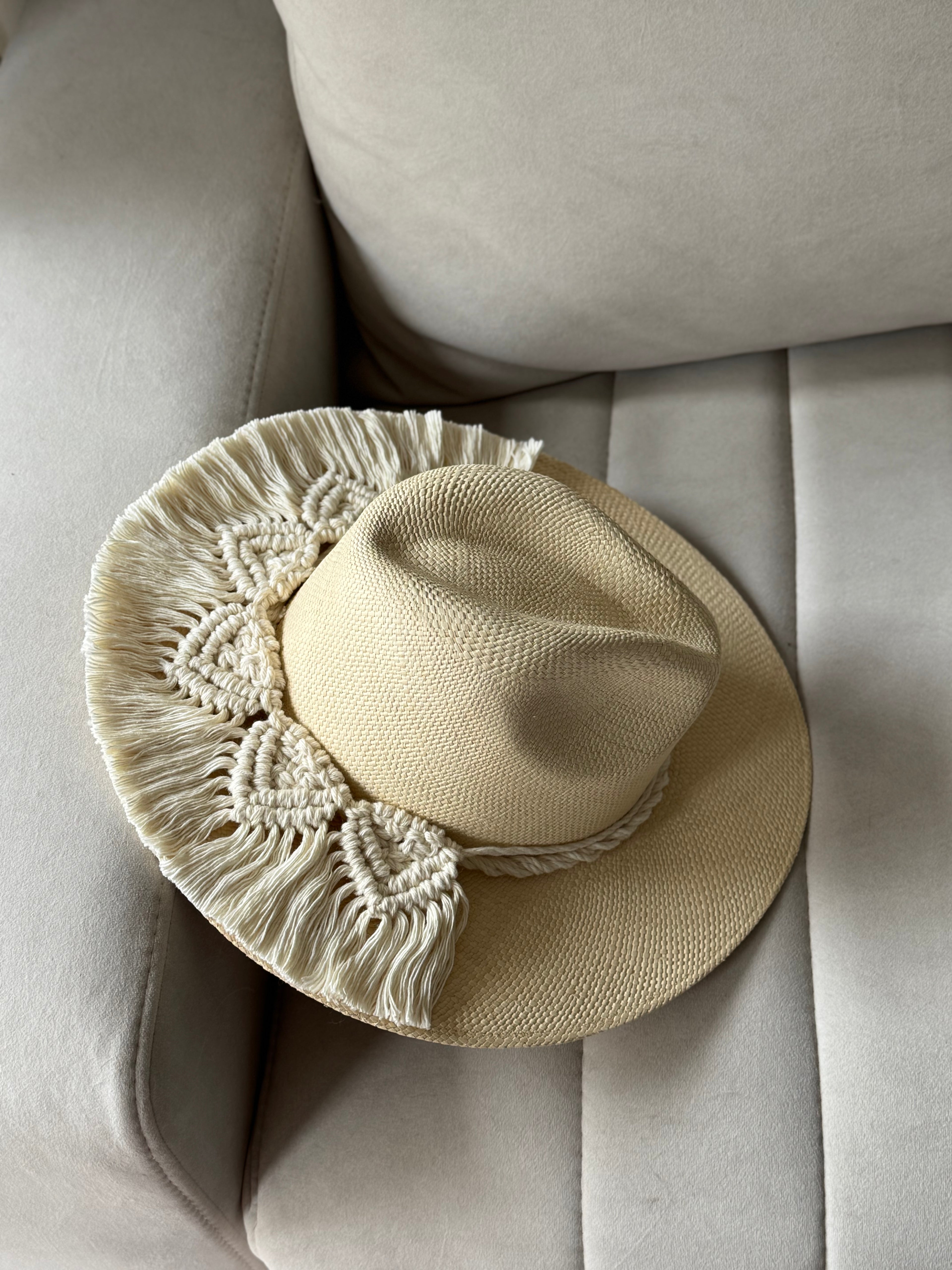 Sombrero monaco con macramé