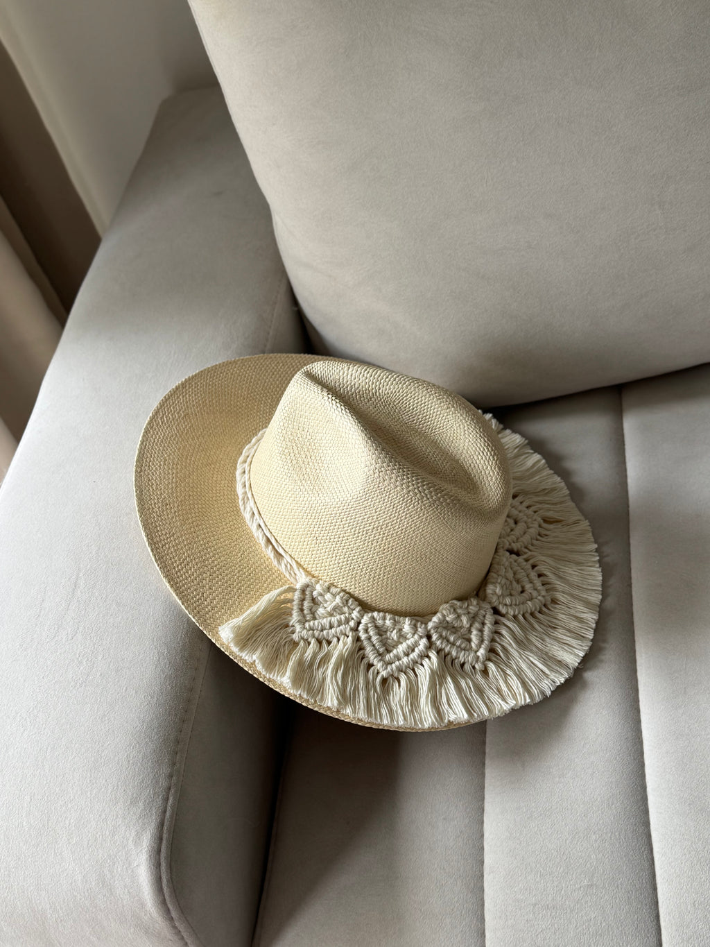 Sombrero monaco con macramé