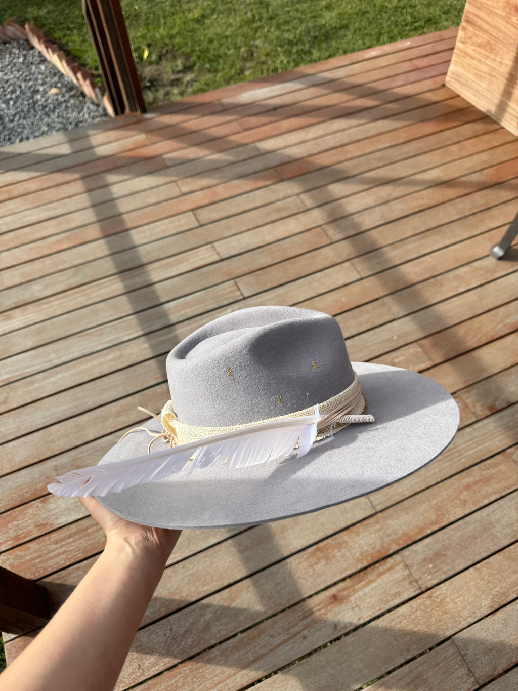 Fedora gris pluma