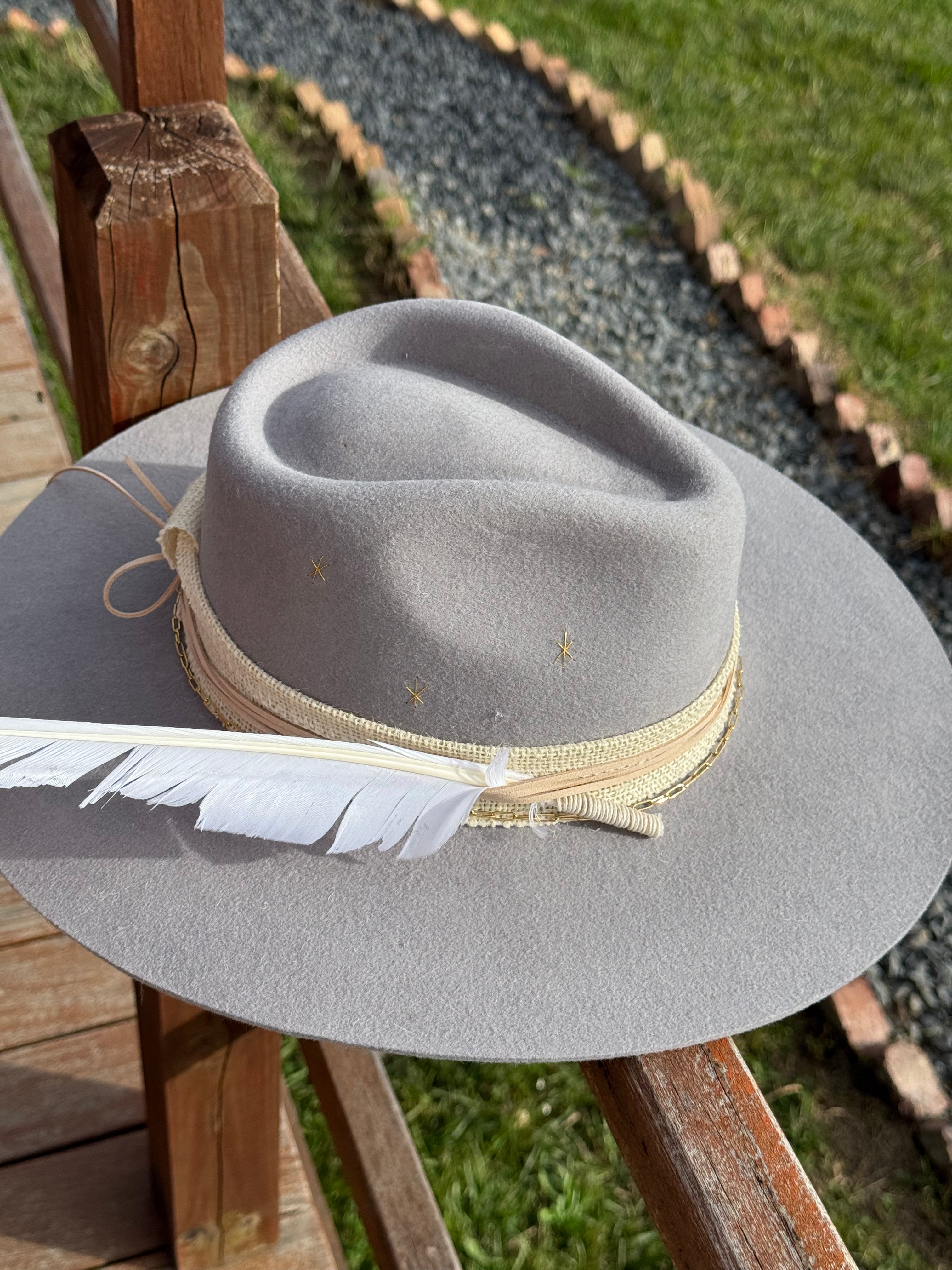 Fedora gris pluma