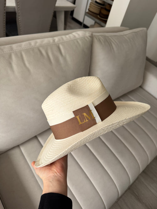 Cacique borsalino con iniciales