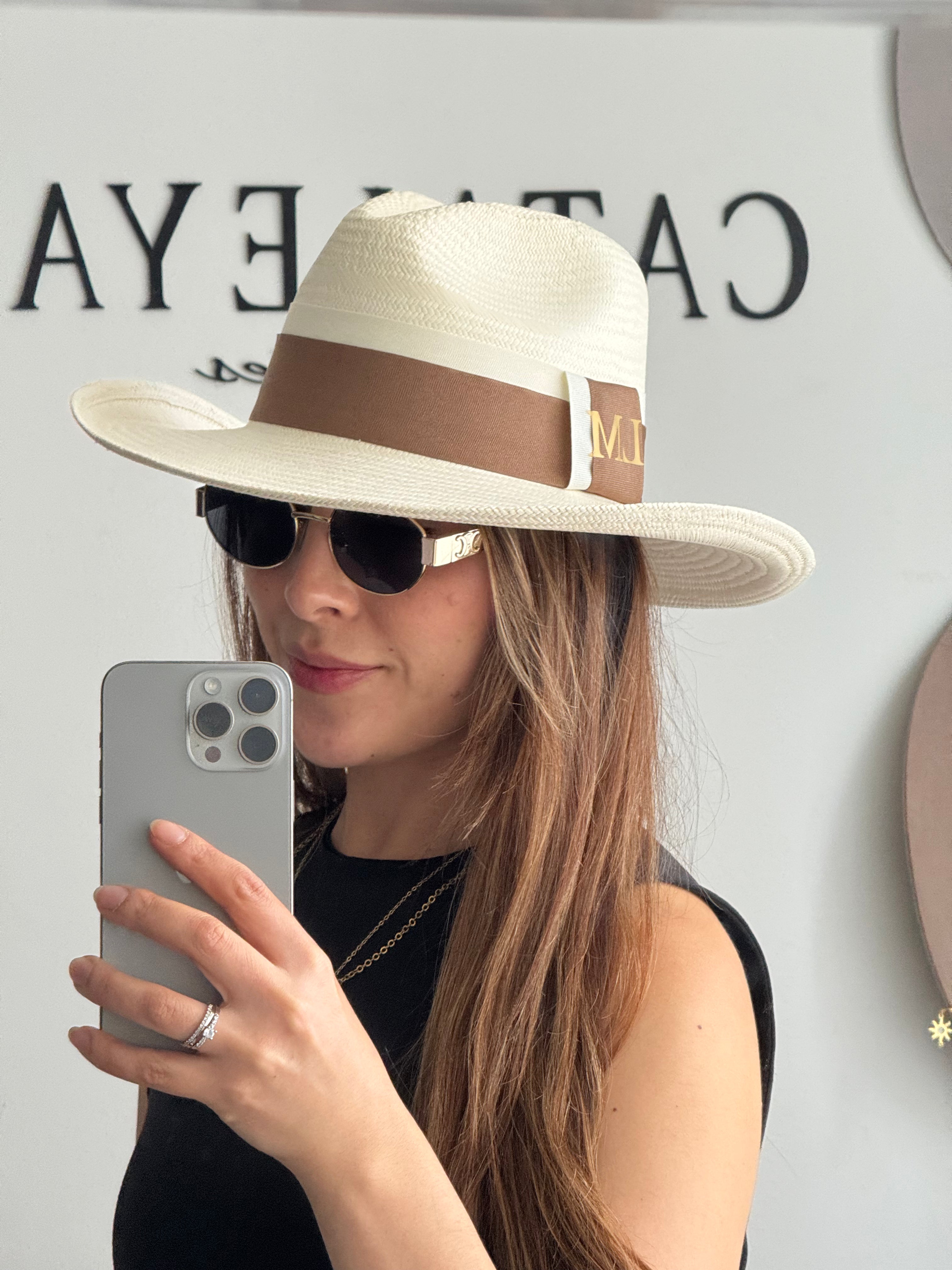 Cacique borsalino con iniciales