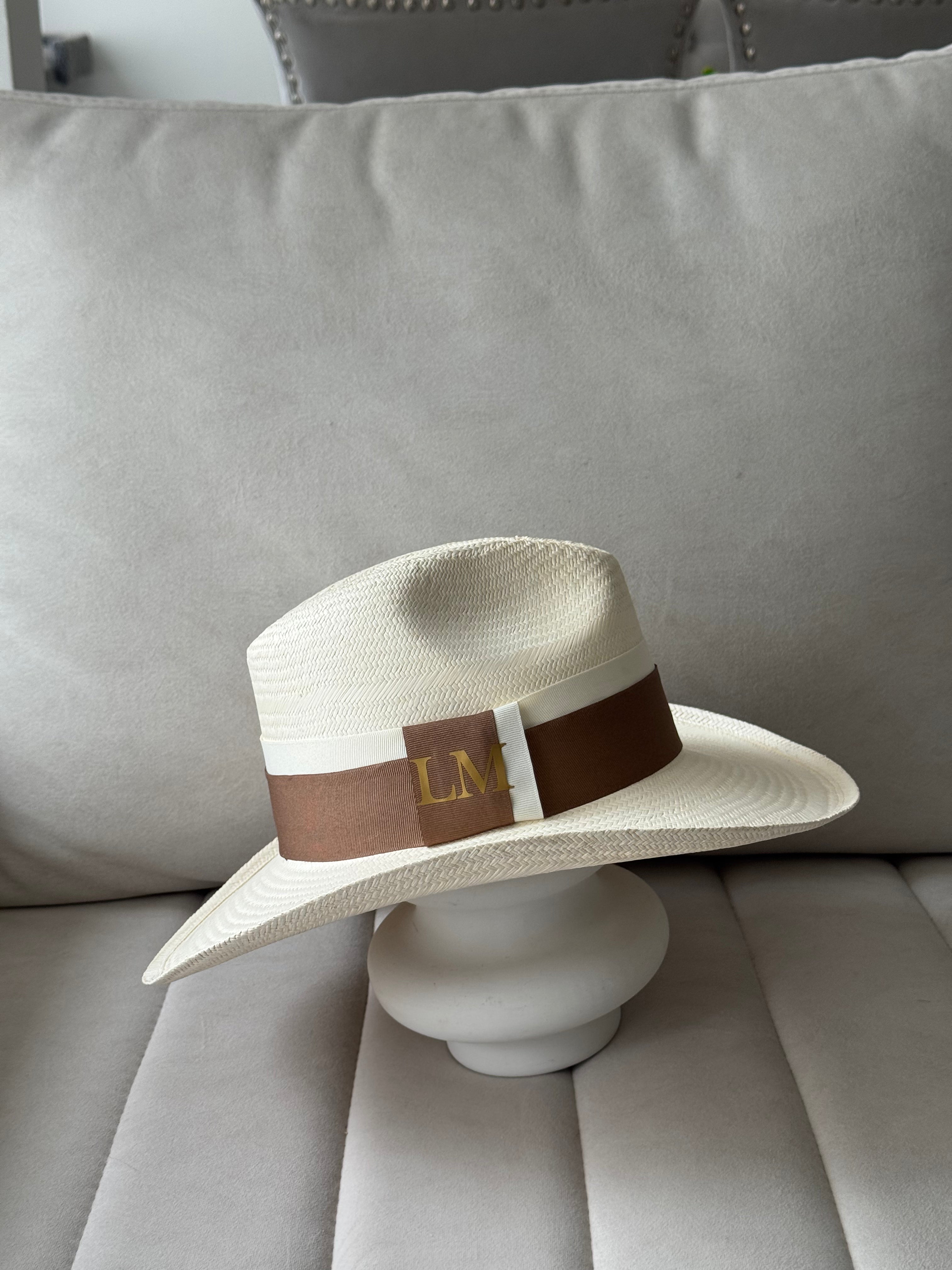 Cacique borsalino con iniciales