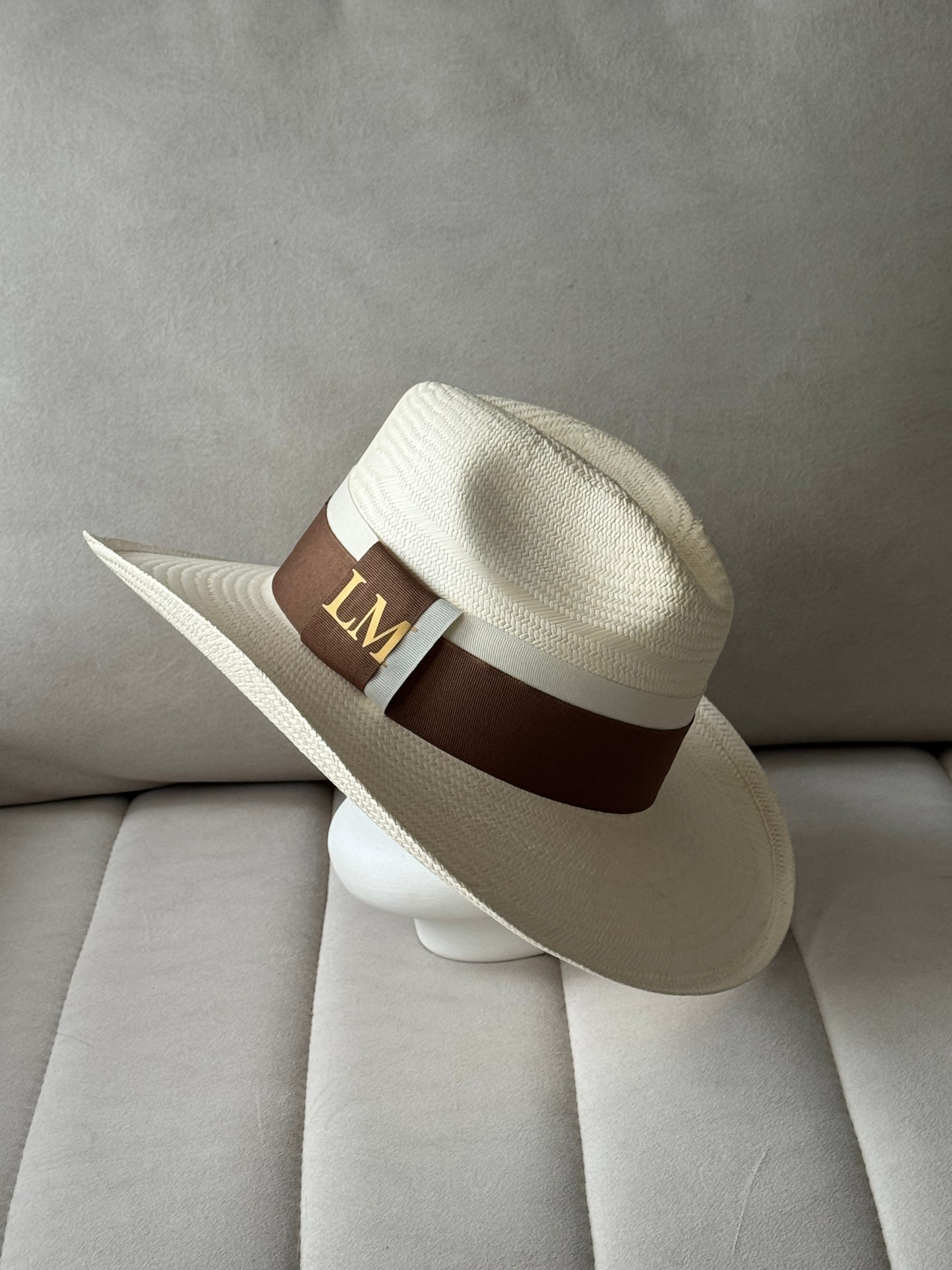 Cacique borsalino con iniciales