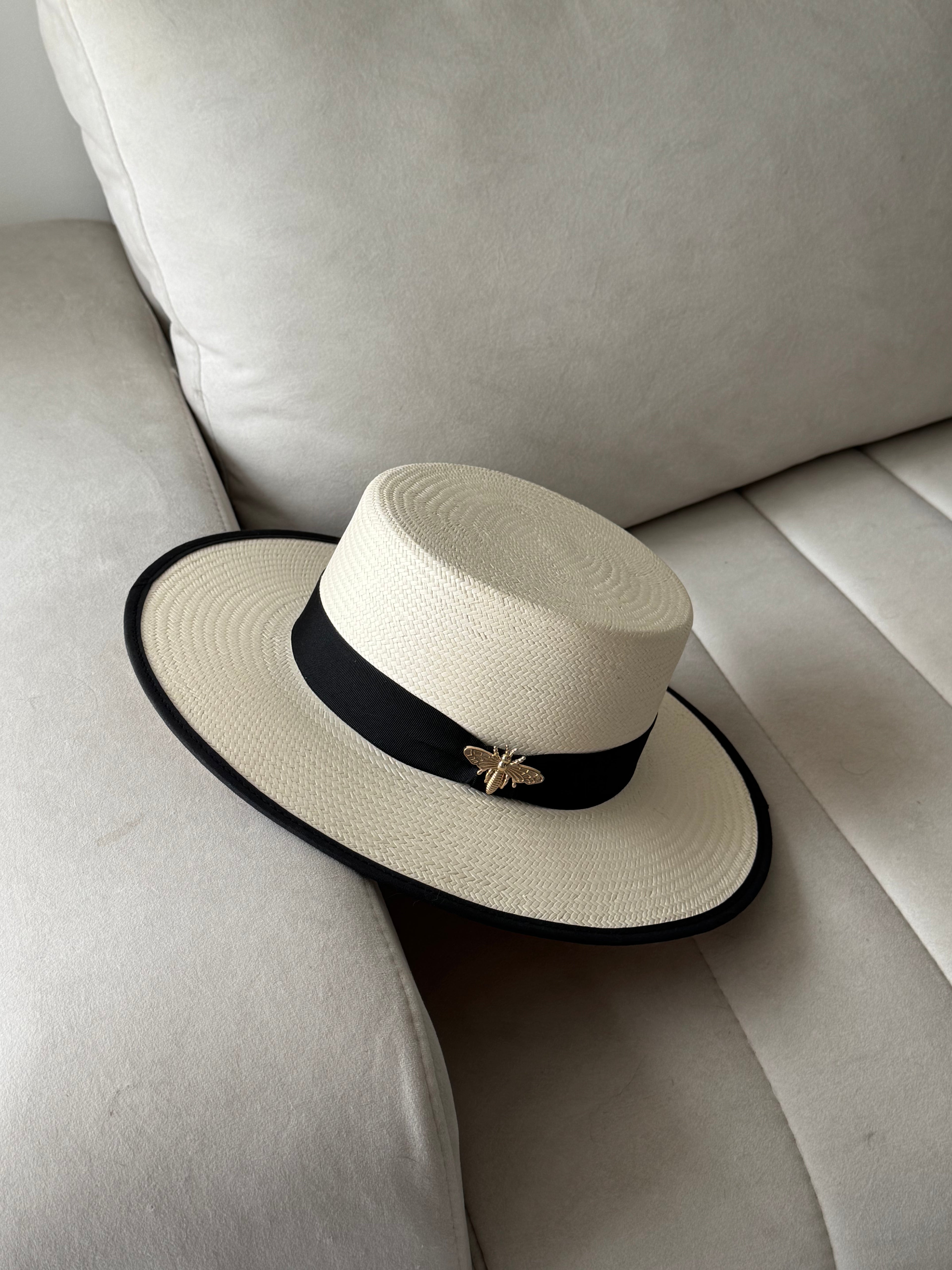 Cordobés borde negro broche