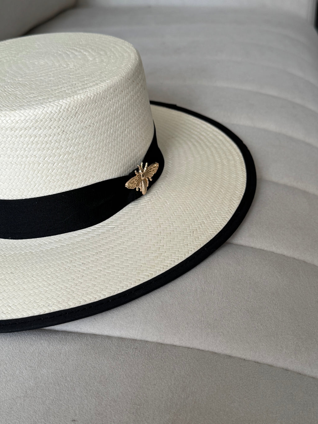 Cordobés borde negro broche